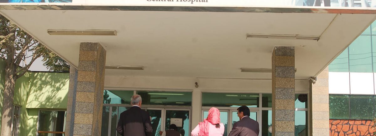Eingang in ein Krankenhaus in Afghanistan. Hier hat unser Verein geholfen, die medizinische Versorgung zu verbessern.