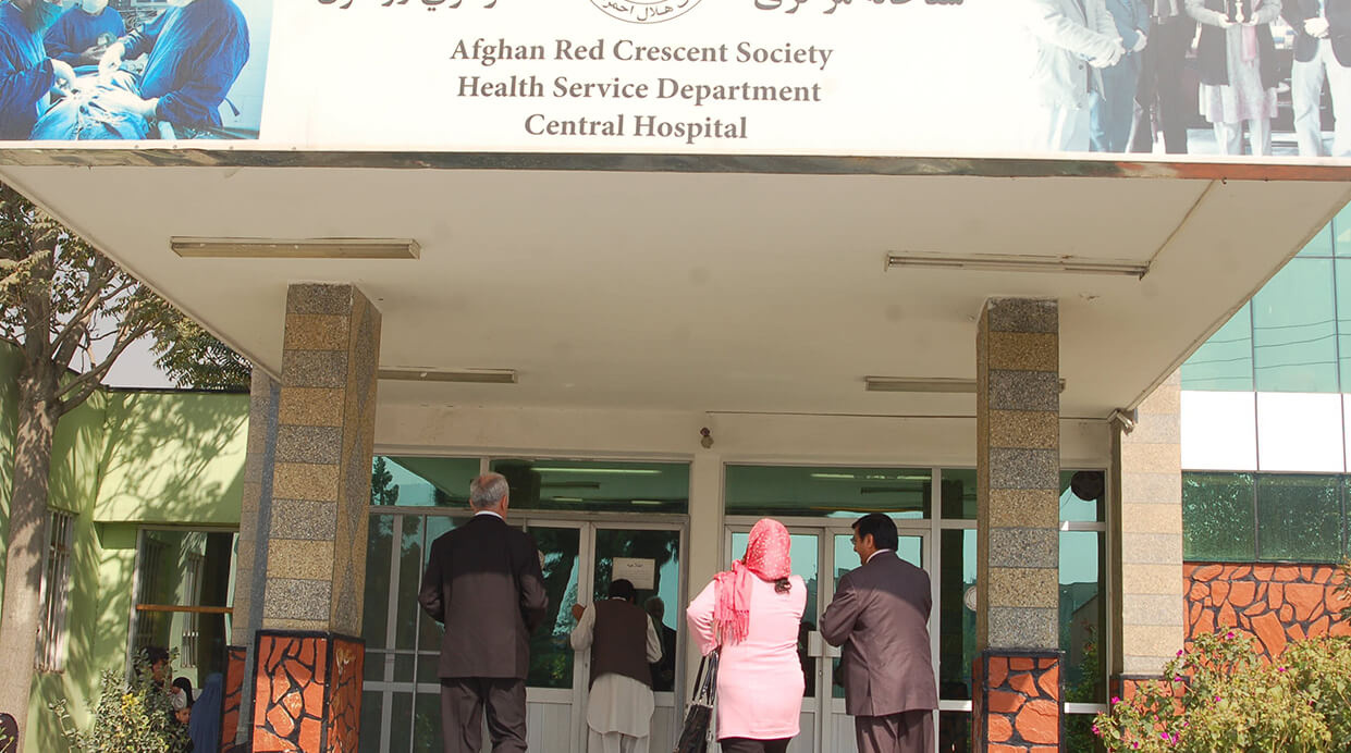 Eingang in ein Krankenhaus in Afghanistan. Hier hat unser Verein geholfen, die medizinische Versorgung zu verbessern.