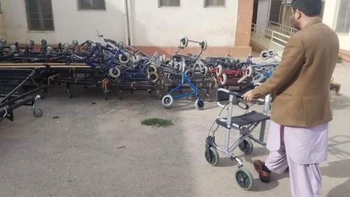 Rollstühle und Rollatoren wurden durch Spenden unseres Vereins an afghanische Krankenhäuser gegeben.
