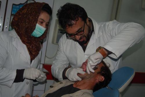 Zahnärztliche Untersuchung in einem Krankenhaus in Afghanistan.