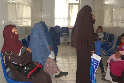 Wartezimmer eines afghanischen Krankenhauses.