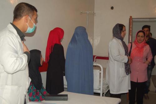 Ärzte betreuen afghanische Patienten.